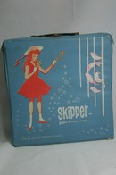 005 - Barbie vintage carry cases